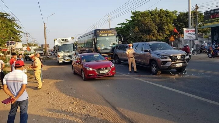 o to tong lien hoan tren quoc lo 1 hang ngan phuong tien ket cung 1