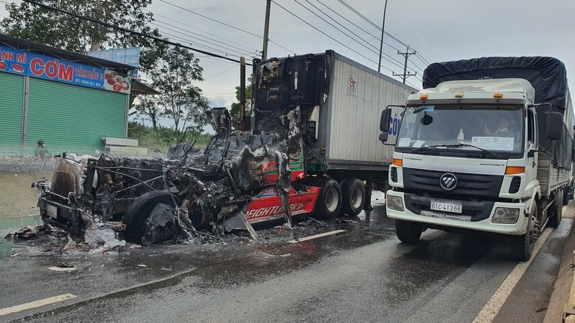 long khanh xe dau keo container boc chay du doi tren quoc lo2