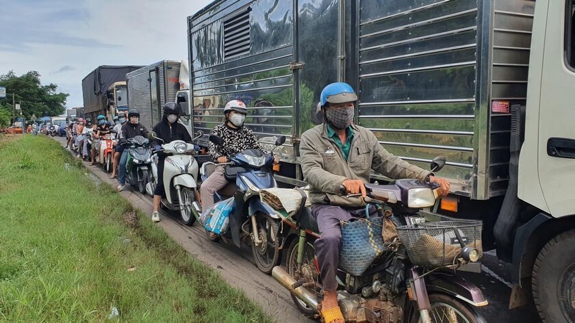 long khanh xe dau keo container boc chay du doi tren quoc lo4