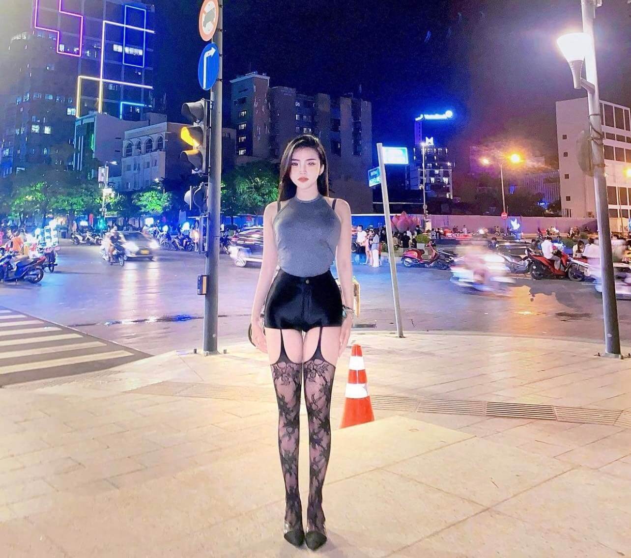 co nu sinh hot nhat dong nai lang xe thoi trang choi pho dem sexy voi tat luoi dai dui1