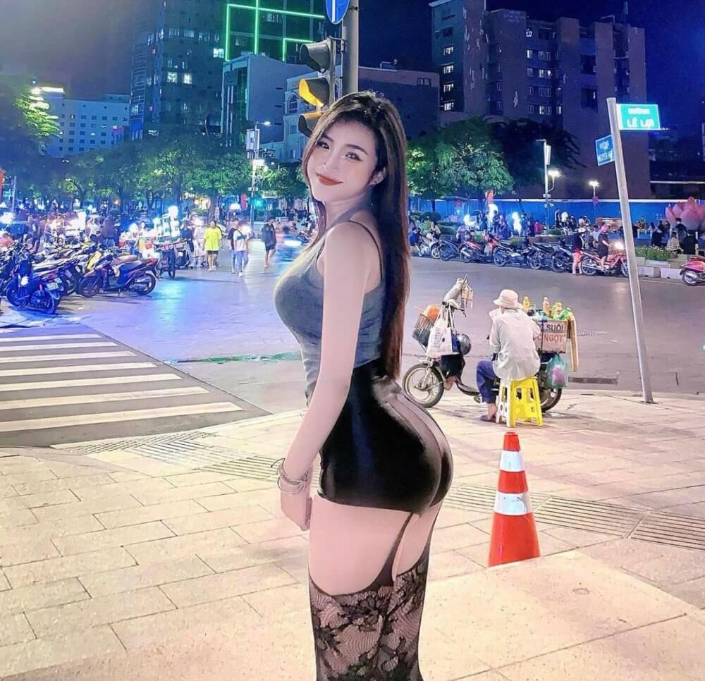 co nu sinh hot nhat dong nai lang xe thoi trang choi pho dem sexy voi tat luoi dai dui2