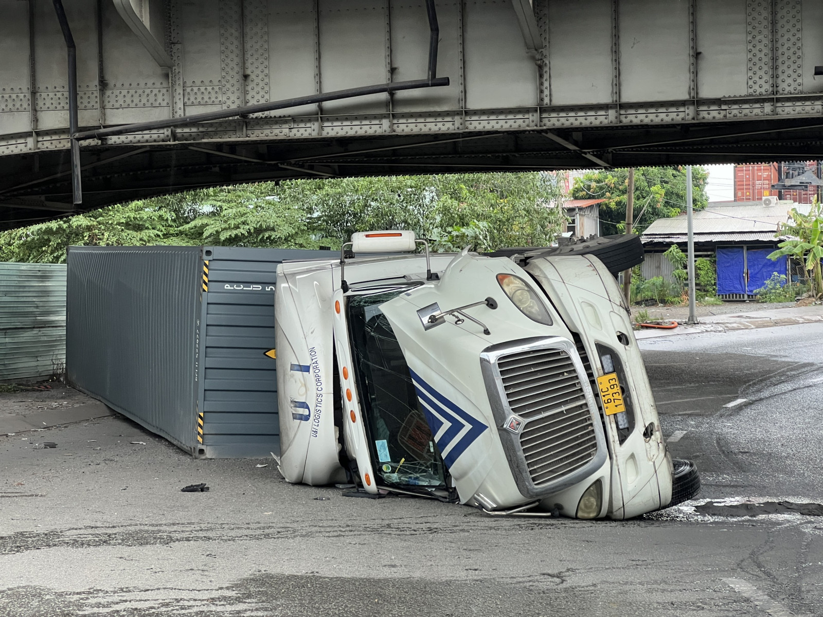 xe container om cua bi lat duoi gam cau dong nai1