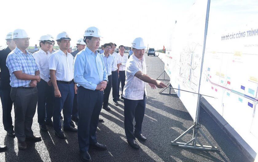 Ngày 25/11, Phó Thủ tướng Mai Văn Chính và đoàn công tác đã đi kiểm tra thực địa dự án Đường Vành đai 3 TP.HCM. Đây là một trong những công trình trọng điểm sẽ được thông xe kỹ thuật vào ngày 19/12 tới.